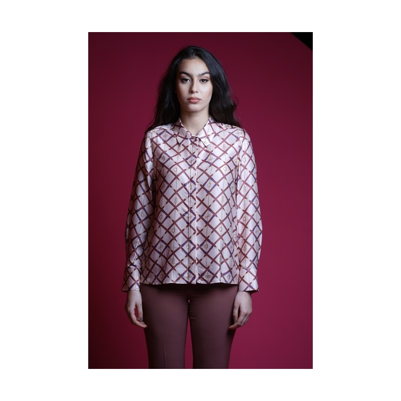 Chemise à motif blanc et marron pour une tenue tendance et élégante.