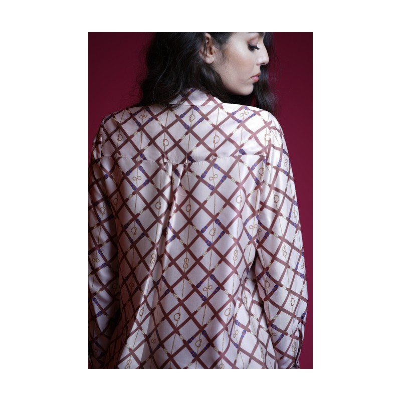 Chemise féminine avec des motifs en blanc et marron.