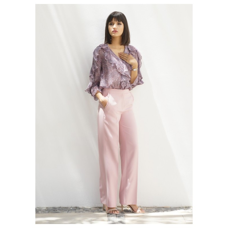 Pantalon en rose, pour un look frais et plein de charme.