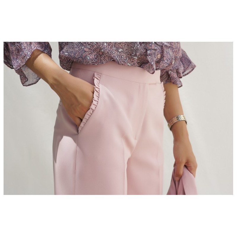 Détails du pantalon rose, une pièce tendance et élégante.
