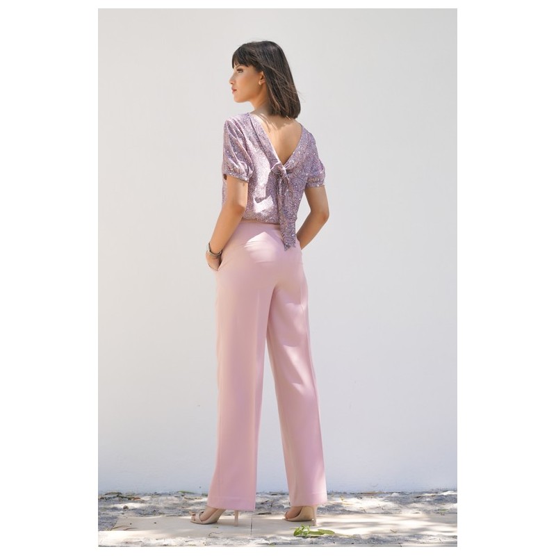 Pantalon en rose, pour un look frais et plein de charme.