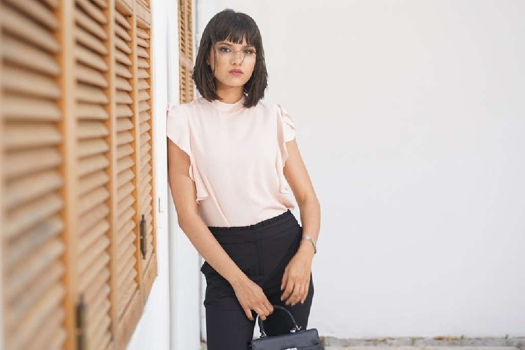 Blouse blanche cassée à manches volantées