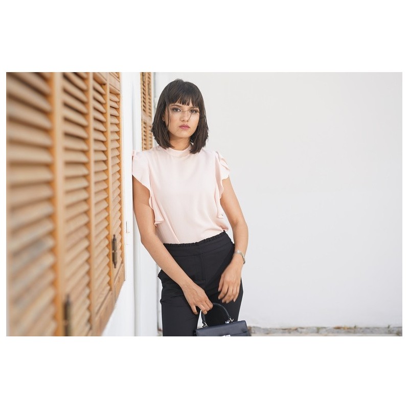 Blouse blanche cassée à manches volantées