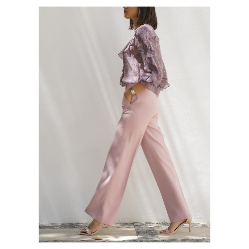Blouse à la mode dans une belle teinte de rose avec pantalon rose