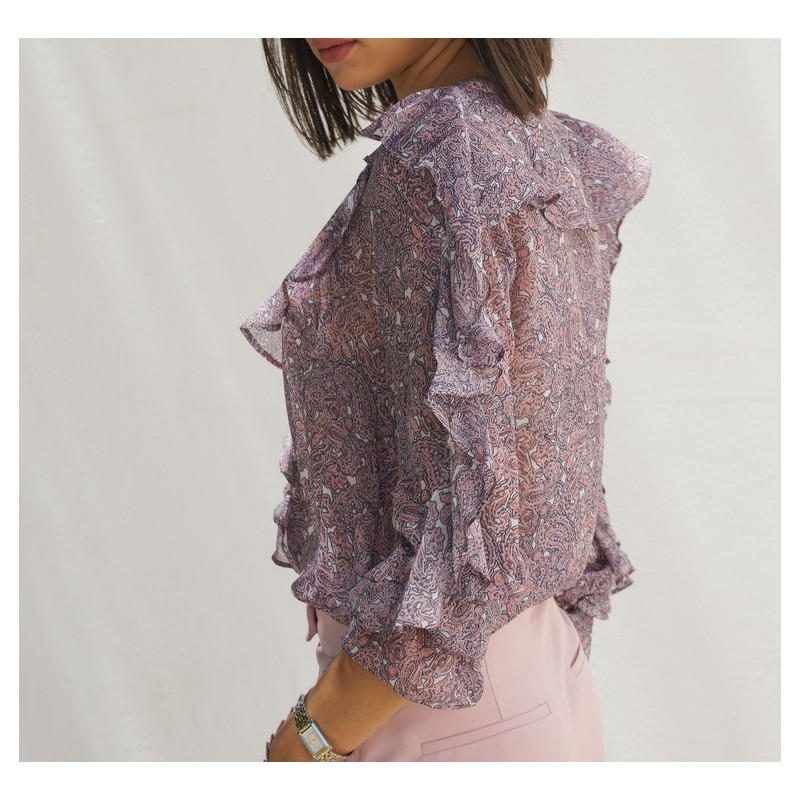 Blouse rose élégante pour un look féminin.