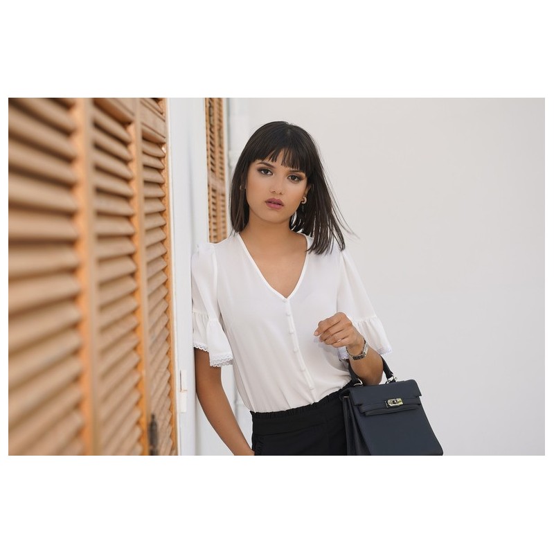 une blouse de couleur blanche avec des manches en cloche