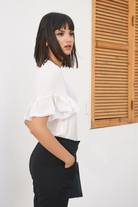 Blanche blouse manches clochette