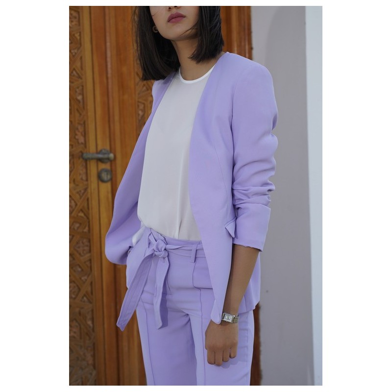 VESTE DECILLETE EN V