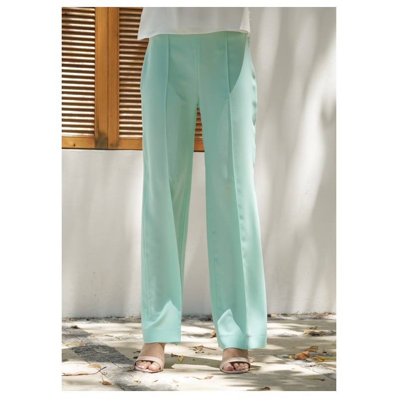 Détails du pantalon aigue-marine, une option rafraîchissante et élégante.