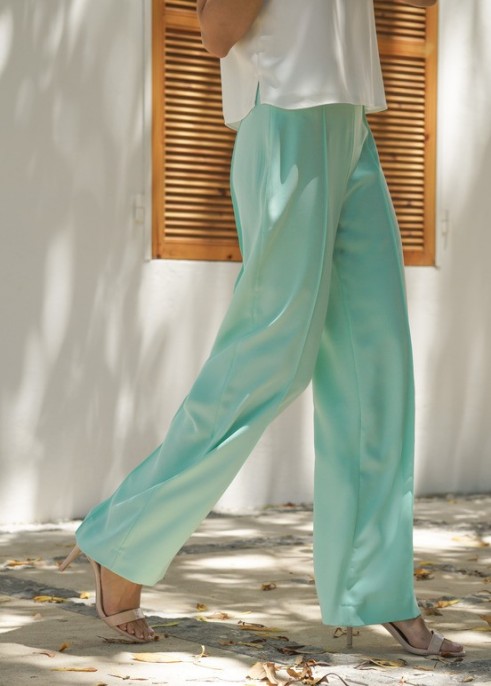 Pantalon aigue-marine pour femmes, une teinte douce et apaisante.