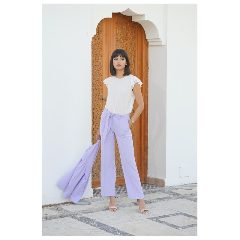 Pantalon Pantalon taille haute en violet, pour un look chic et audacieux.