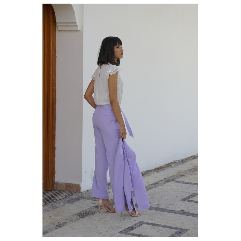Pantalon en violet, pour un look chic et audacieux.