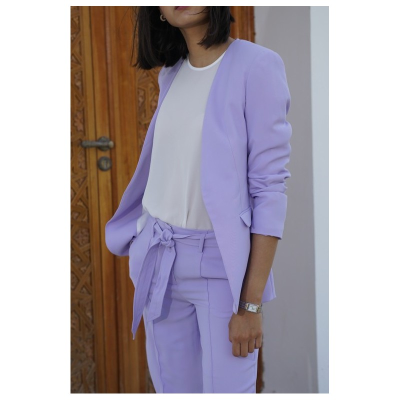 Détails du pantalon violet, une pièce polyvalente pour toutes les saisons.
