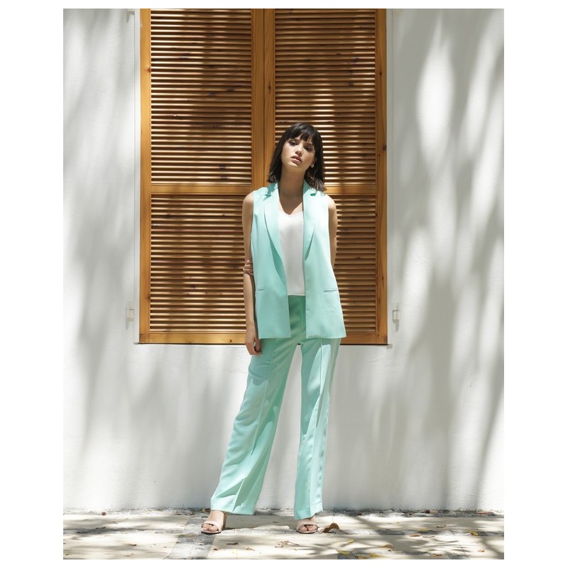 Gilet bleu clair sans bouttons pour une tenue légère et élégante en toute occasion.