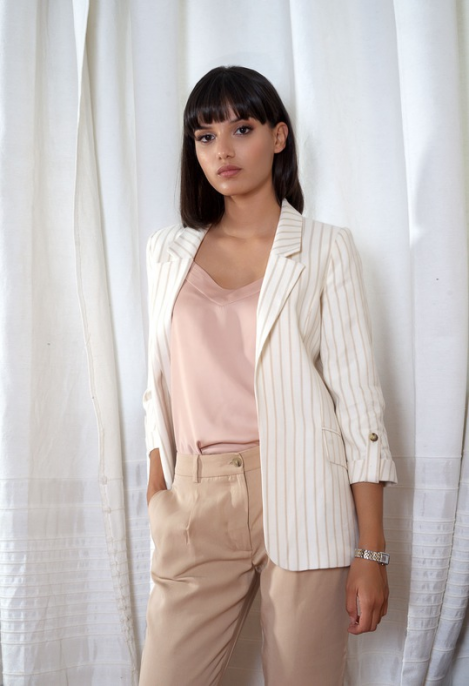 Blouse blanche avec des lignes marron clair