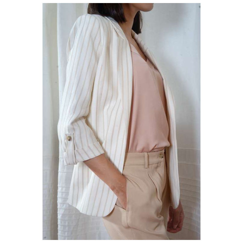 détails de la Blouse blanche avec des lignes marron clair