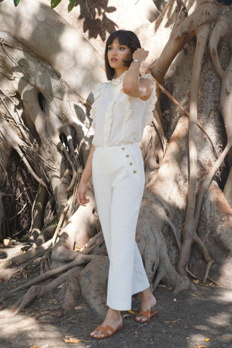 Pantalon blanc cassé pour femmes, une nuance douce et élégante.