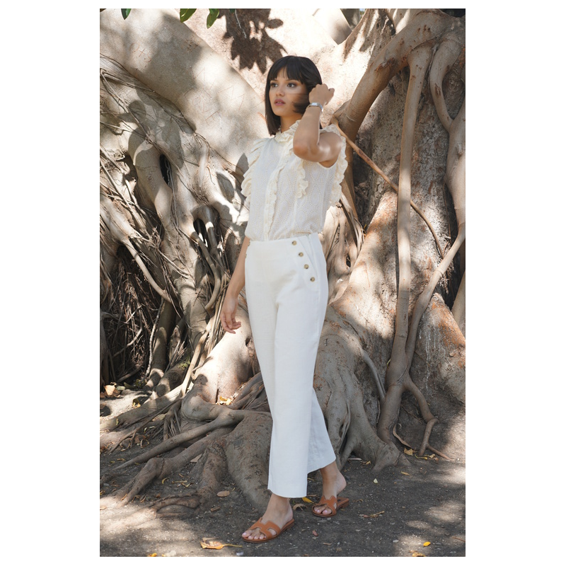 Pantalon blanc cassé pour femmes, une nuance douce et élégante.