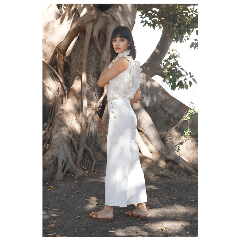 Pantalon blanc cassé pour femmes, une nuance douce et élégante.