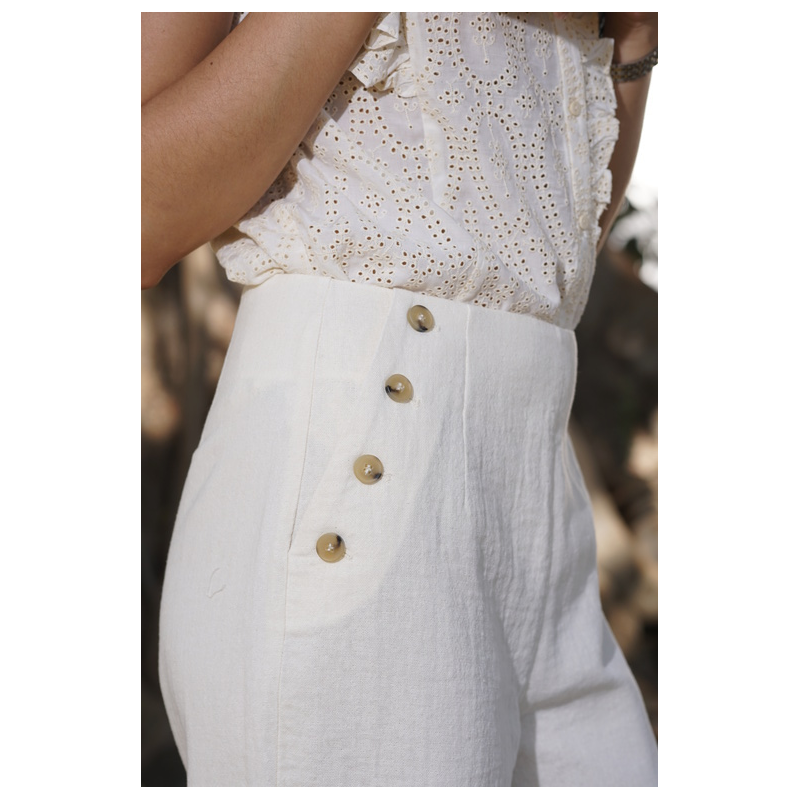 Un pantalon blanc cassé pour femmes, une tenue légère et sophistiquée.