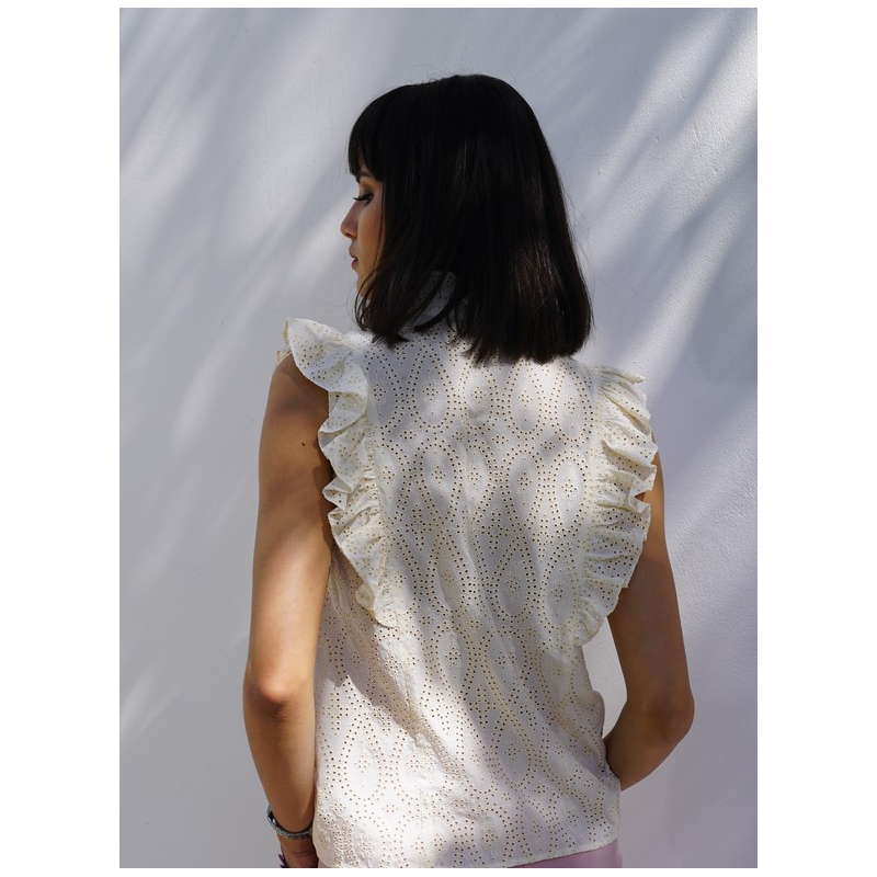 Détails de la chemise blanche jusqu'aux épaules stylée.