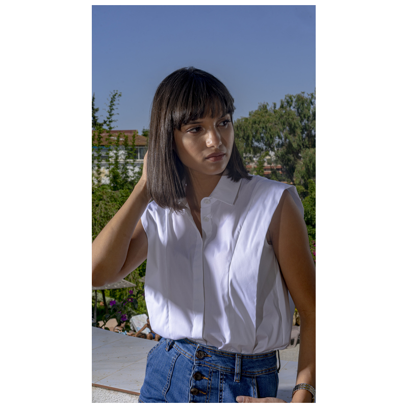 Chemise blanche de manche jusqu'à l'épaule pour un look original.