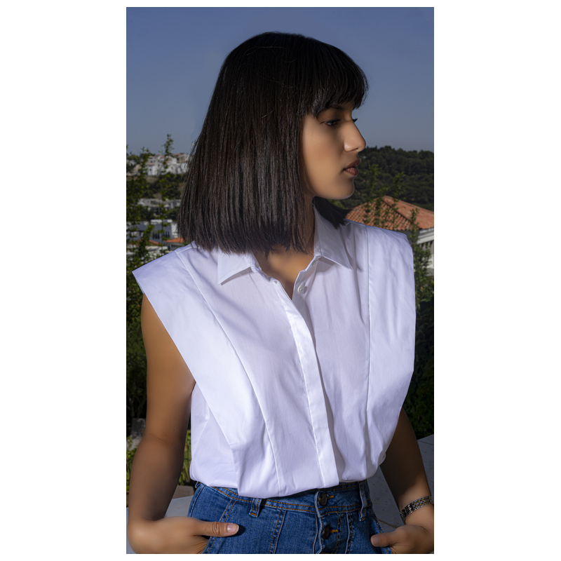 Chemise jusqu'aux épaules.