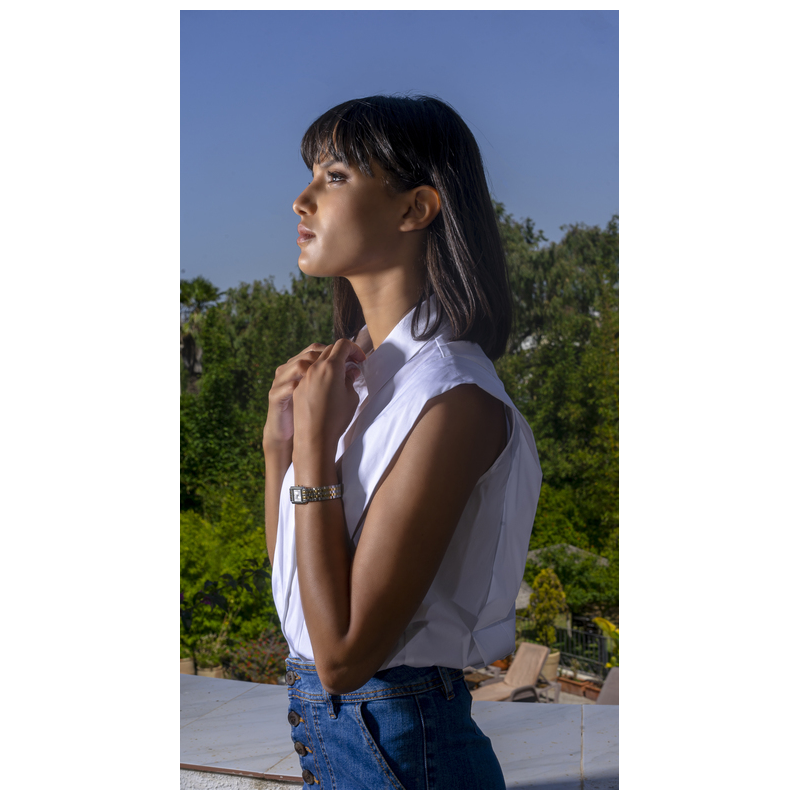 Chemise épaule blanche : Un style tendance et décontracté.