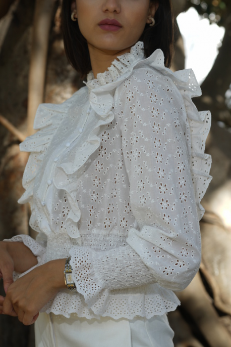 Blouse blanche tendance pour un style intemporel en toute occasion.