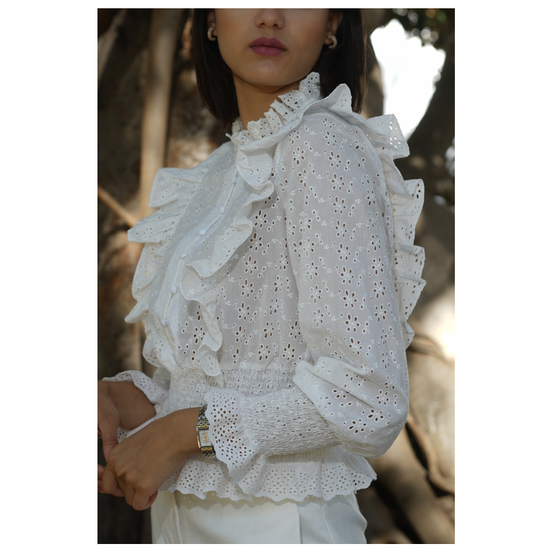 Blouse blanche tendance pour un style intemporel en toute occasion.