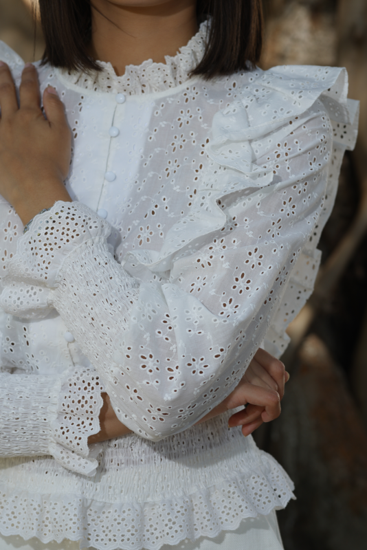 Blouse blanche tendance pour un style intemporel en toute occasion.
