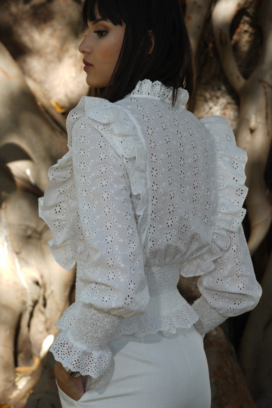 Blouse blanche au design raffiné pour un look moderne.