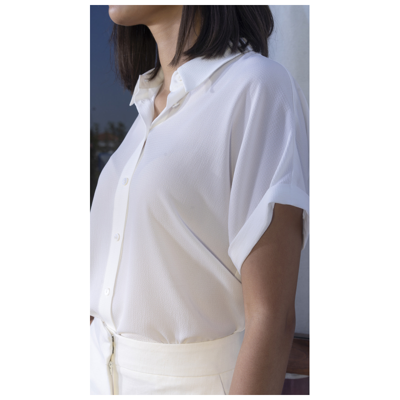 Détails de la chemise : Couleur blanche et design minimaliste.