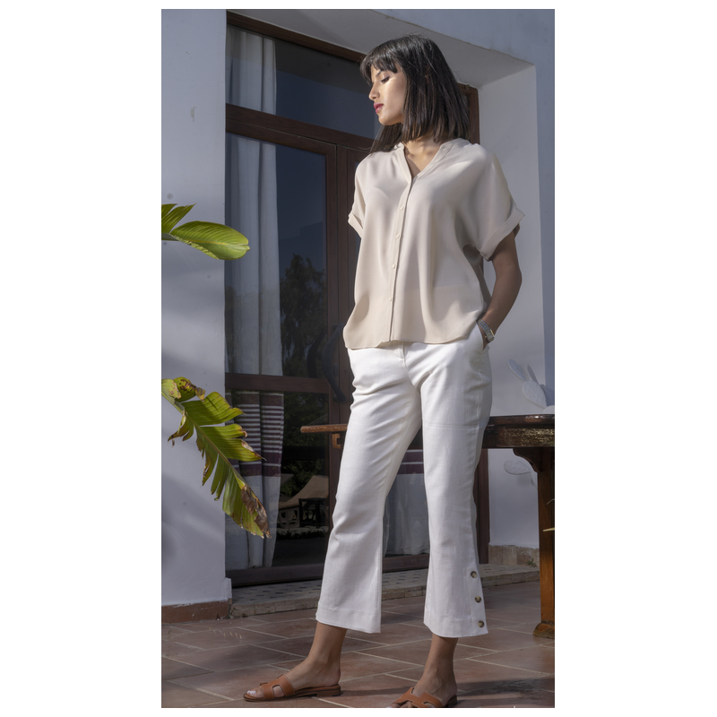 Chemise dans les tons de blanc cassé.