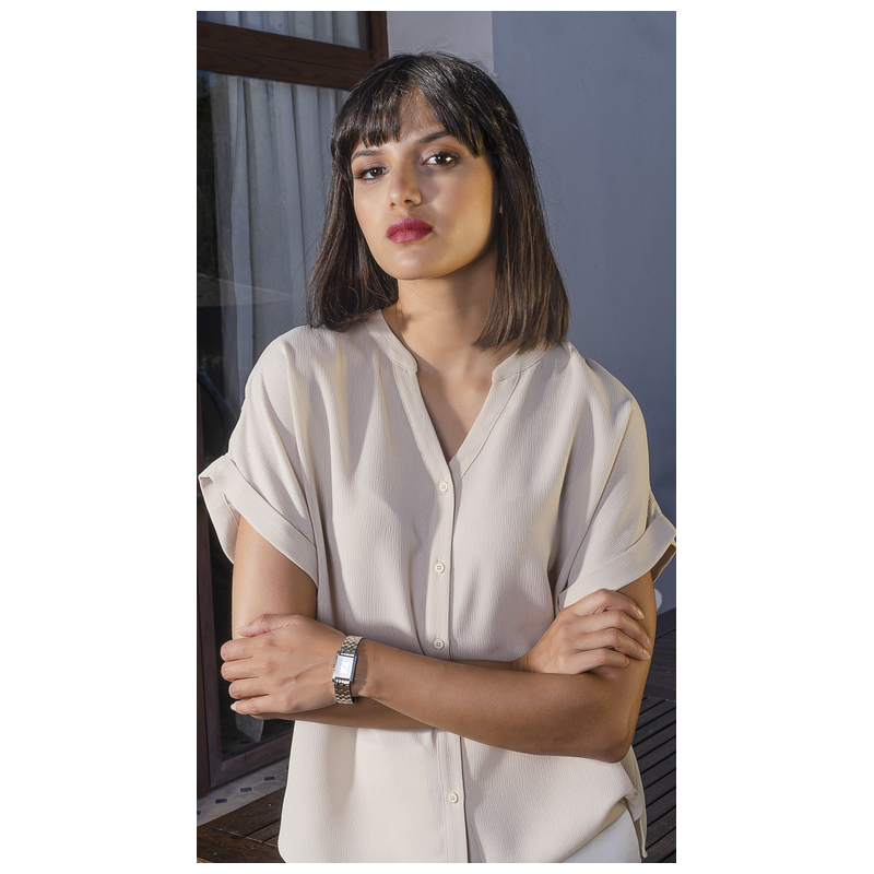 Chemise couleur blanc cassé.