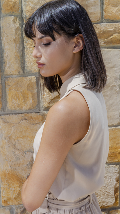 Chemise naturelle blanc cassé pour femme : Un look élégant et décontracté.