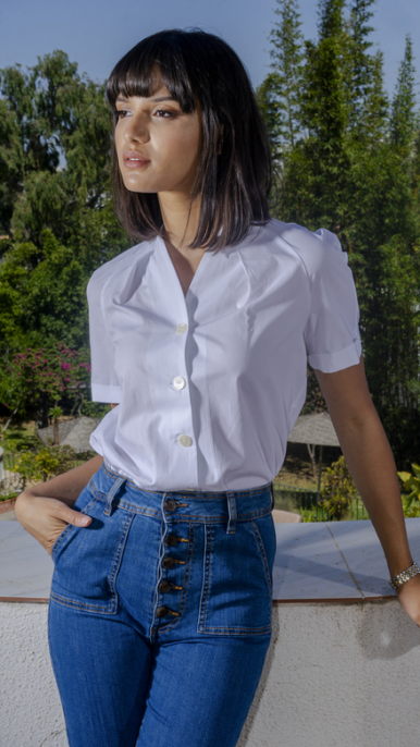 Chemise blanche élégante pour femmes.