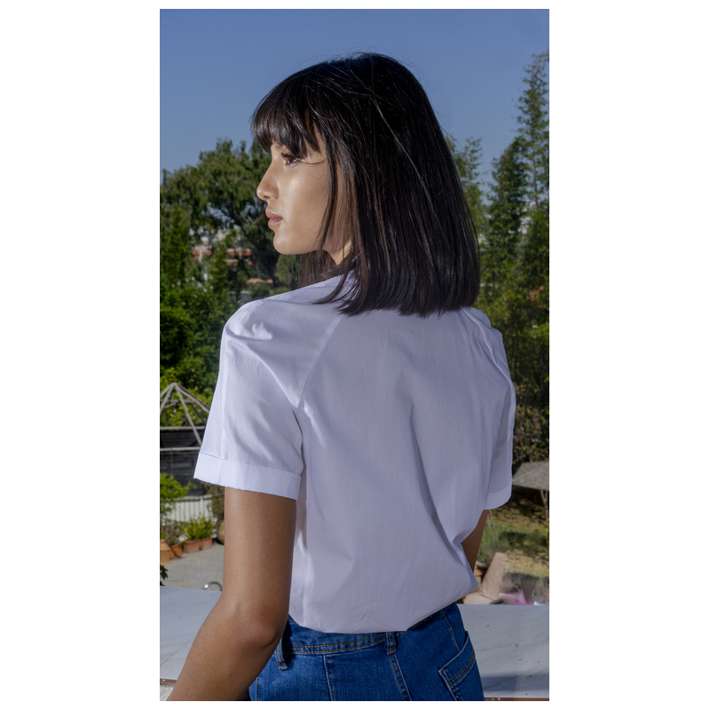 Chemise féminine d'une sobriété élégante en blanc.