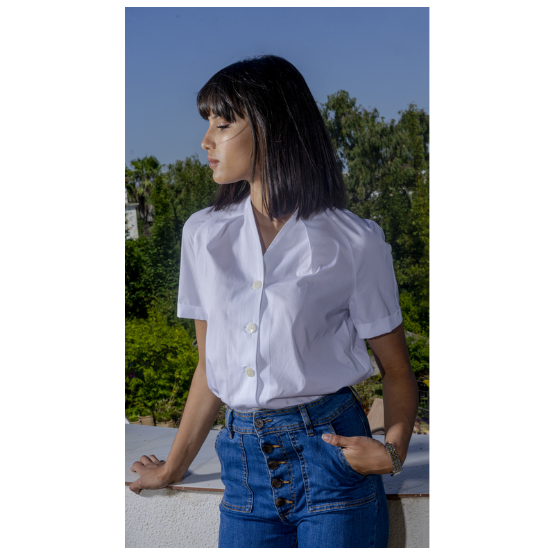 Chemise classique de couleur blanche.