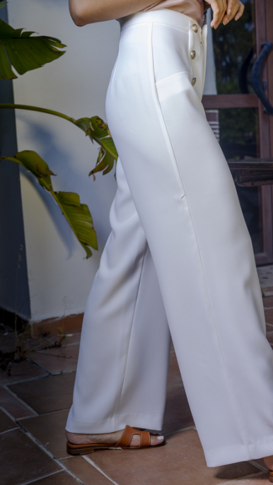 Pantalon long en blanc, un choix classique pour toutes occasions.