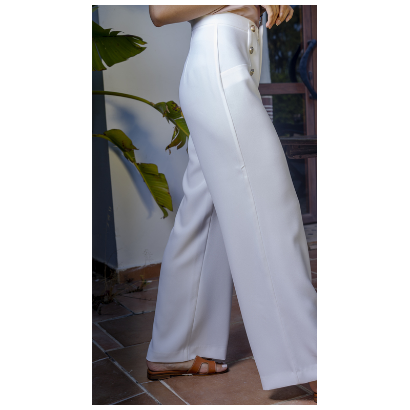 Pantalon long en blanc, un choix classique pour toutes occasions.