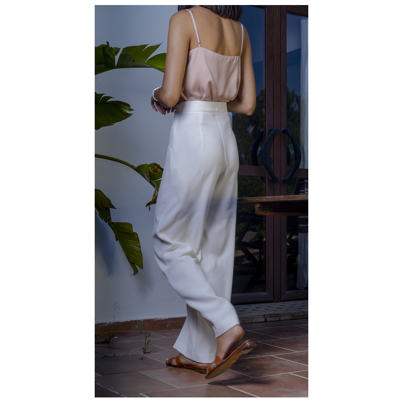 Pantalon long en blanc, un choix classique pour toutes occasions.
