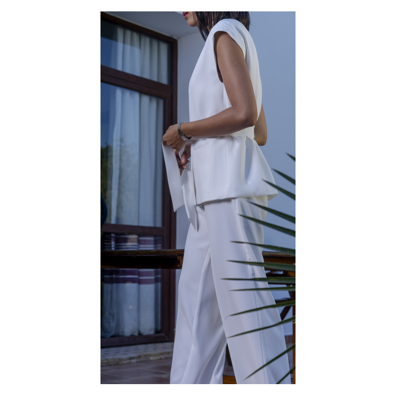 Détails du pantalon blanc, une pièce élégante.
