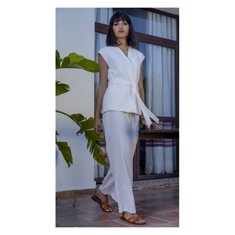 Détails du gilet : Couleur blanche et ceinture intégrée.