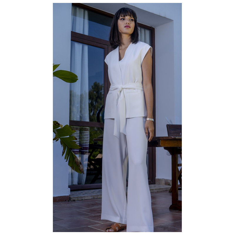 Gilet blanc avec ceinture pour une tenue raffinée et ajustée.