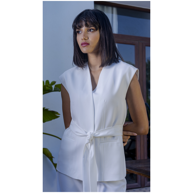 Gilet blanc pour femme avec ceinture : Une touche d'élégance.