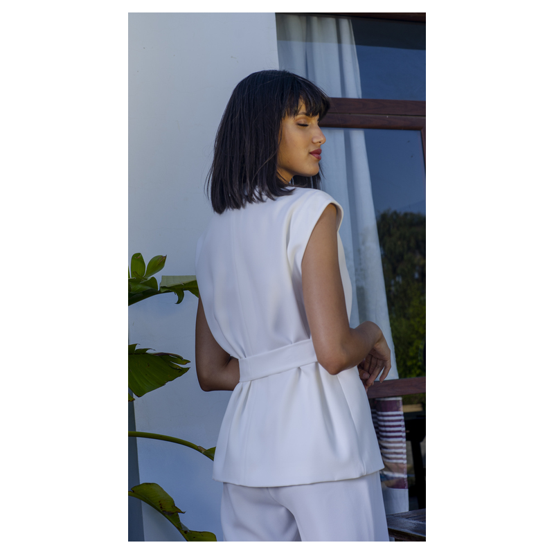 Gilet blanc avec ceinture pour une tenue raffinée et ajustée.