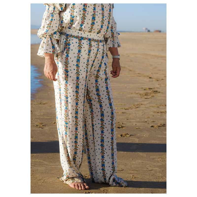 Pantalon inspiré des fleurs pour femmes, une tenue à la mode et parfaite pour le printemps.