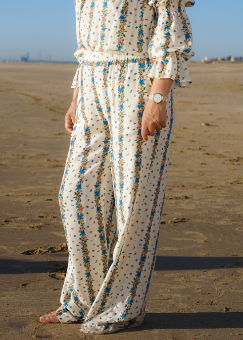 Pantalon à motif floral, un choix vibrant et élégant pour les femmes.