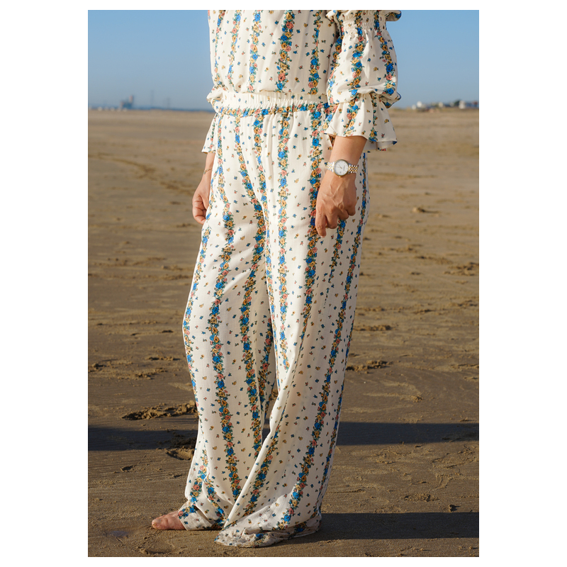 Pantalon à motif floral, un choix vibrant et élégant pour les femmes.